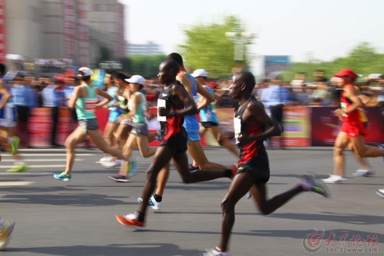 中国万达2013黄河口(东营)国际马拉松赛成功