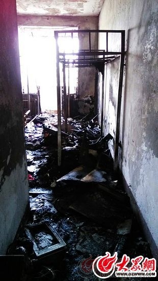 日照大学城一女生宿舍着火 整个宿舍被烧光