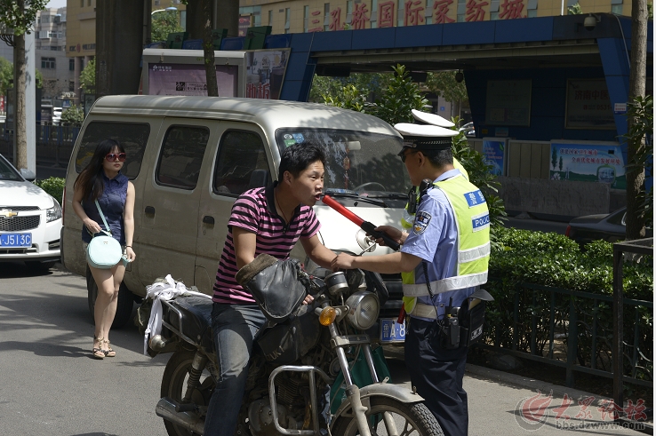 遇到交警查摩托开走_交警一般查什么摩托