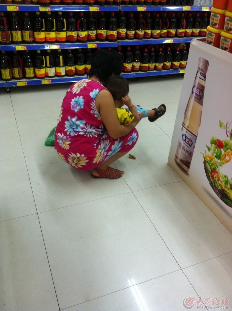妇女带孩子在超市里大便,国人的素质何时才能