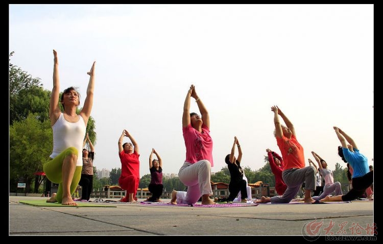 大明湖畔练瑜伽--省老年大学瑜伽班 1