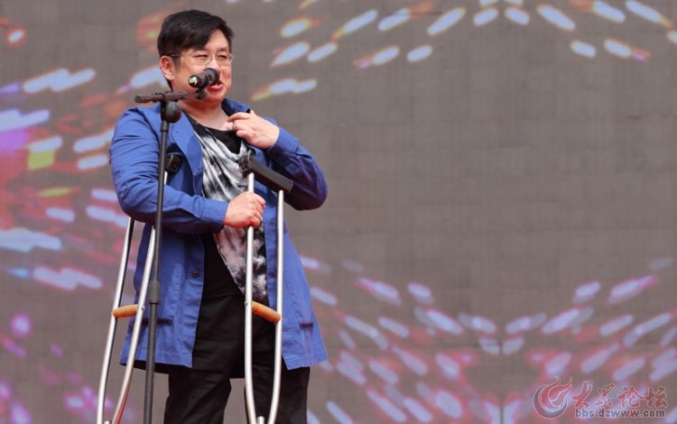 自强不息的残疾人歌手--郑智化