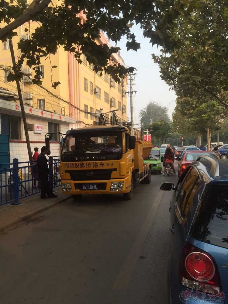 聊城两辆无牌照市政车“招摇过市”