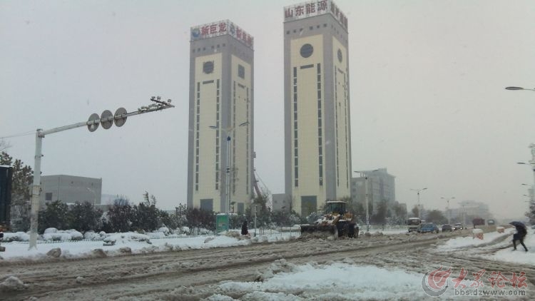 巨野政府请来铲雪