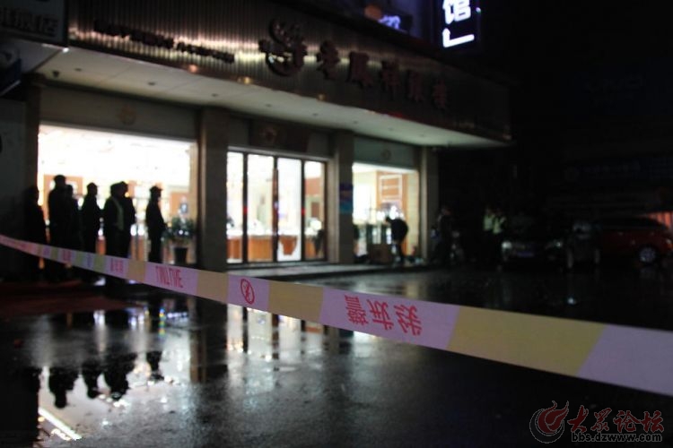 杭州金店遭劫走50多条金项链 玻璃门窗碎裂