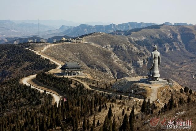 济南南部山区建了一伟岸身躯,竟是高达40多米