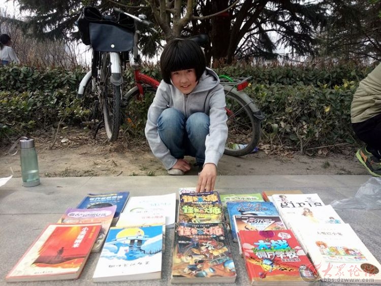 菏泽图书馆举办少儿图书跳蚤市场 小学生练摊