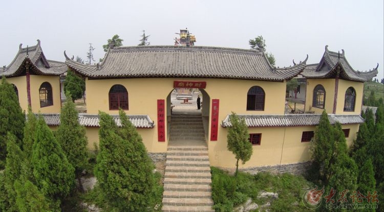 财神山风景区位于枣庄市青檀路北首,据《峄县志·寺观》载:"屏山之