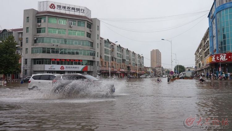 暴雨后，暖心的身影在行动