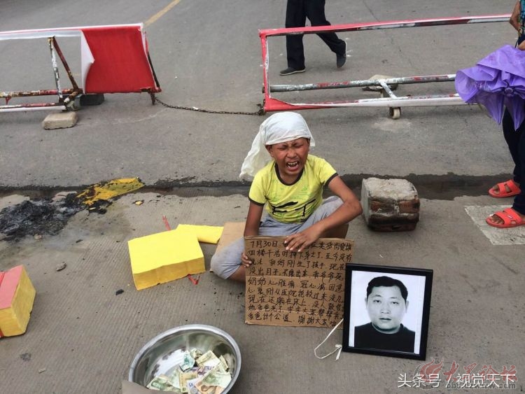 临沂十岁男孩抱爸爸遗像哭诉 遭黑衣人毒液喷眼