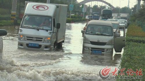 济南小清河北路水管爆裂 路面积水成河！