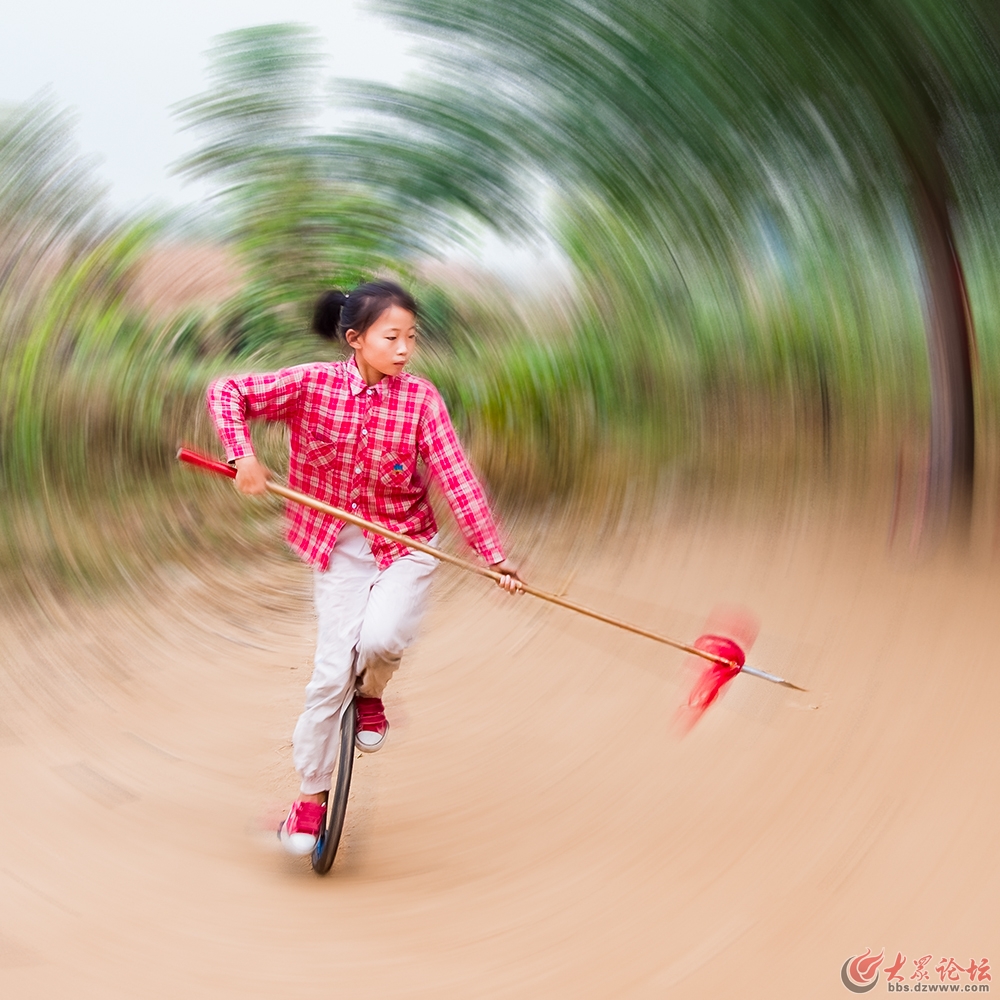 独轮车上现哪吒，火尖枪中显神威