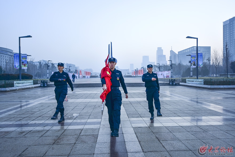 泉城广场升国旗仪式