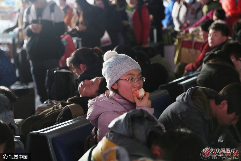 济南：旅客扎堆享用春运“午餐”