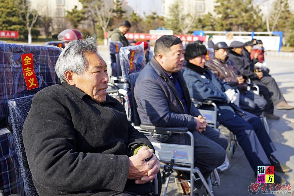 临沂道德教育研究会向残疾人赠送轮椅活动在费县举行