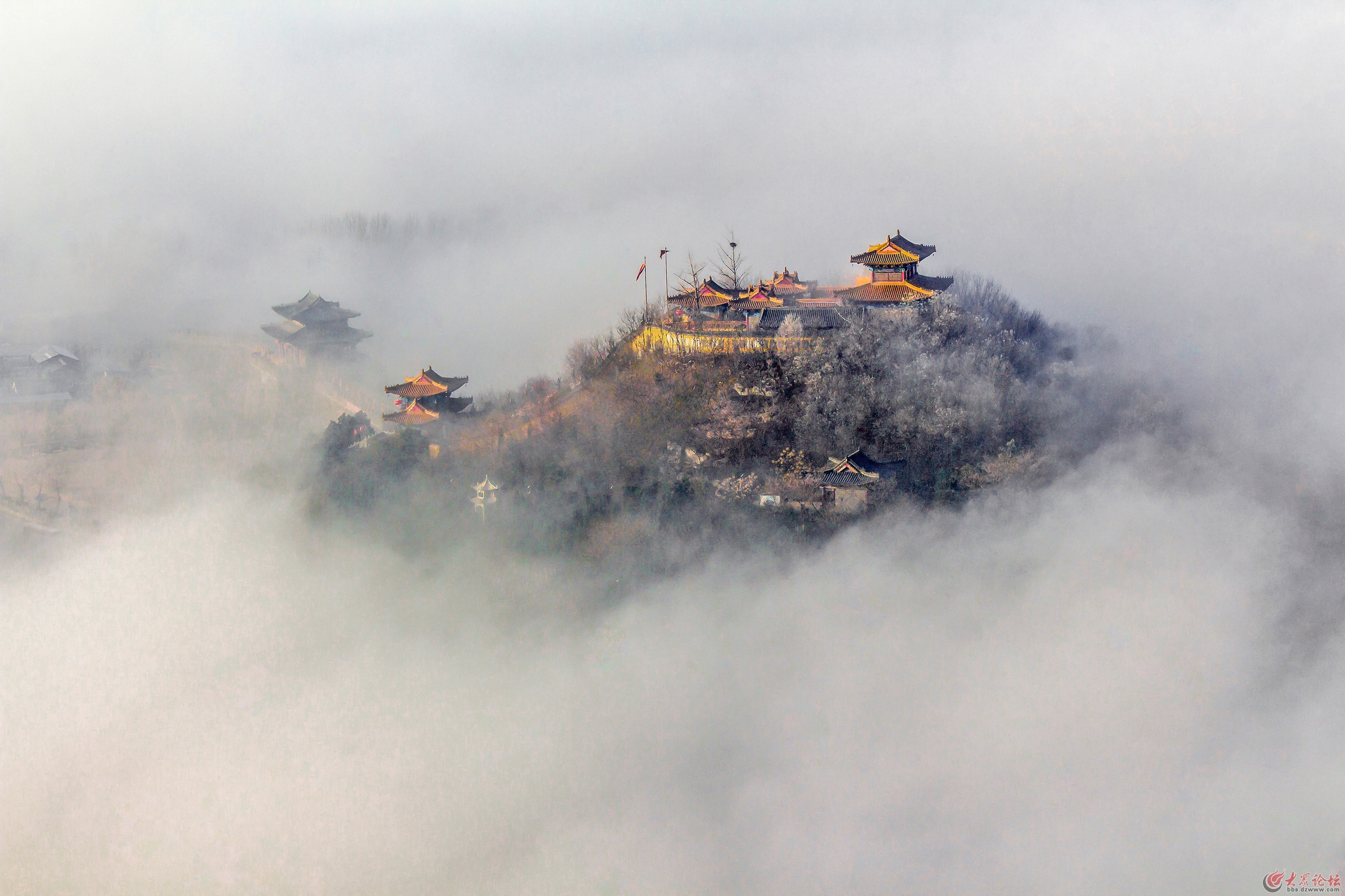 东阿药王山景区出现了多年不见的极低云层,大雾弥漫,.