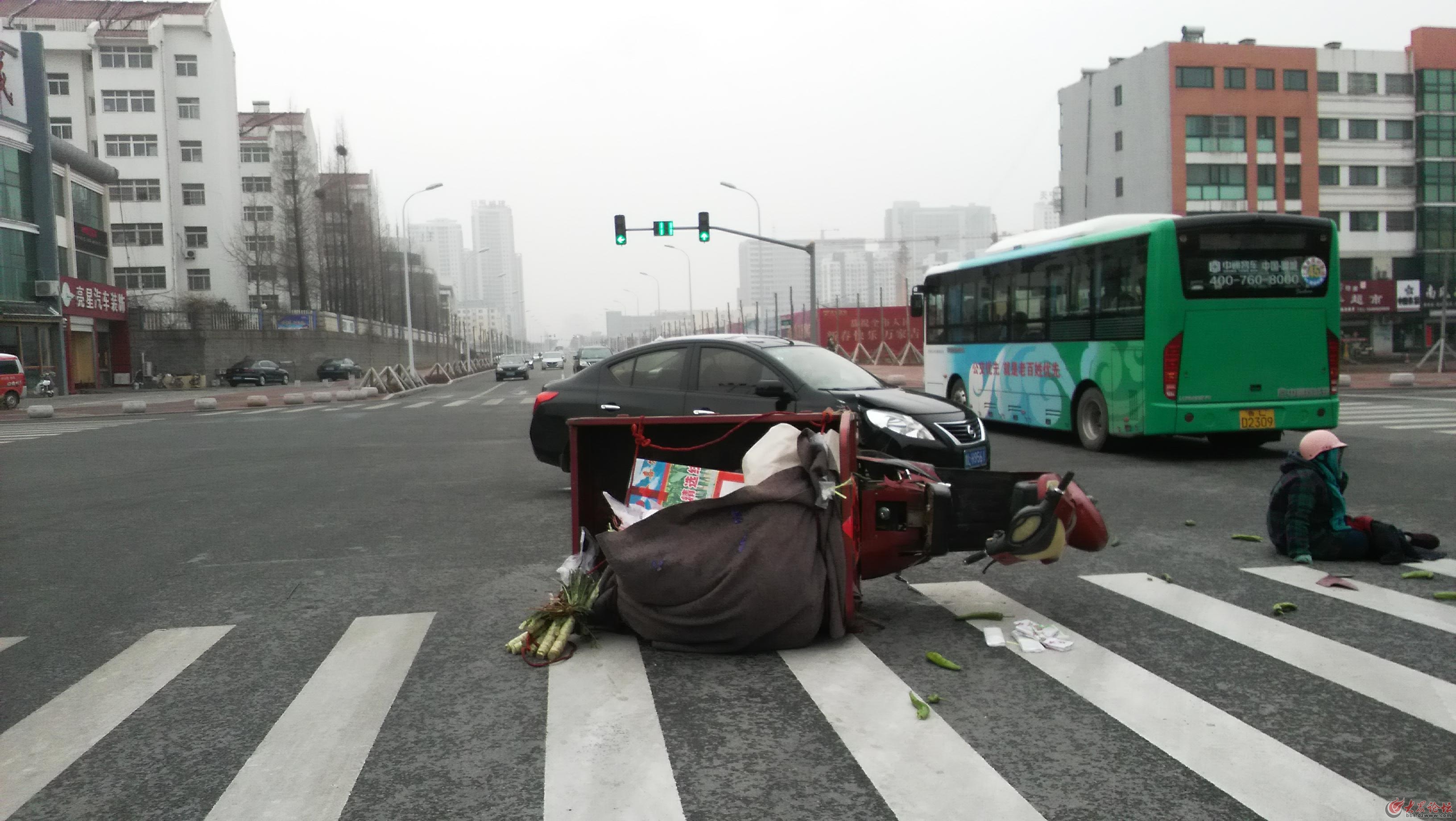 上午9:40淄博路与枣庄路口交通事故现场 图