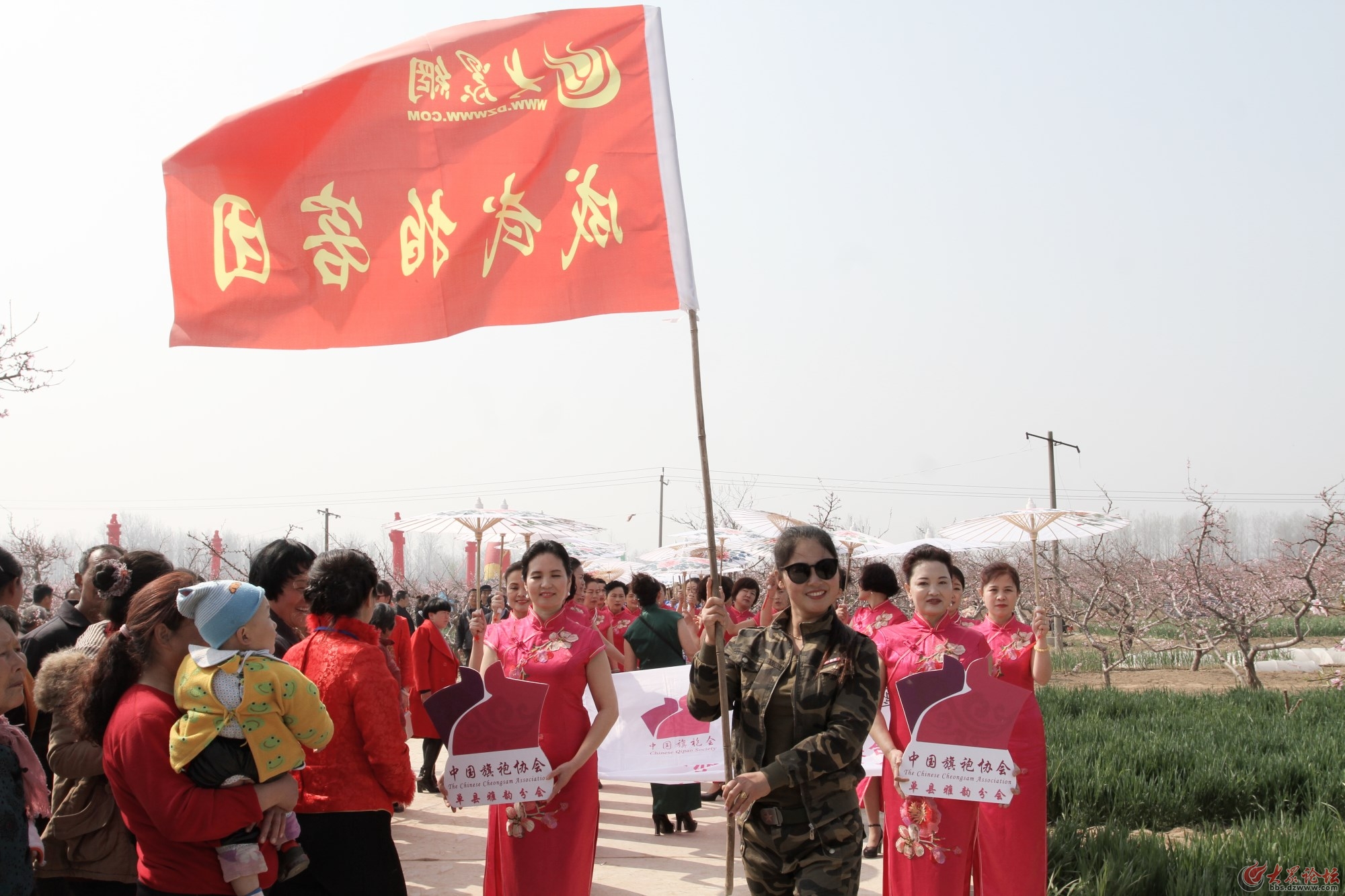 成武拍客网友参观桃花节，游览浮龙湖