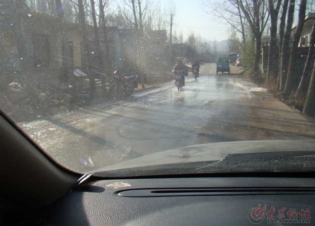 无德企业排污水  道路结冰增加危险