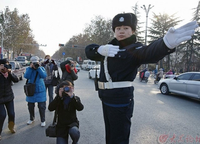 第96期凤鸣湖摄影沙龙采风女交警活动纪实