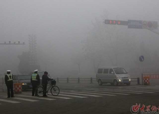 雾霾天气下可敬交通警察