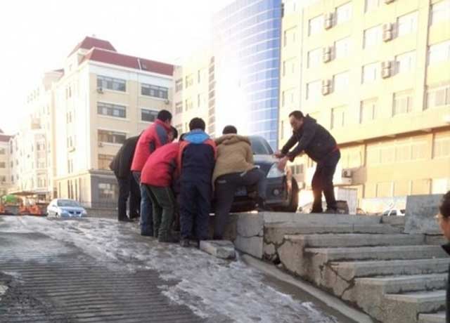 正能量：眾人拾柴火餡高，大家一起把車抬