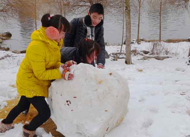 瑞雪飘东湖滚个大雪球